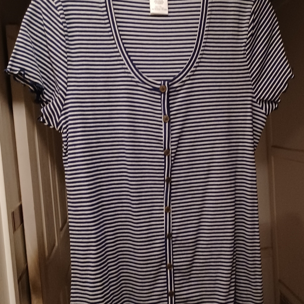 KJordan Size Medium navy & white stripe tee shirt.